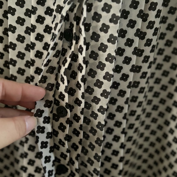 Loft long sleeve button blouse w/neck tie in clover flower pattern size S Petite - Picture 5 of 5